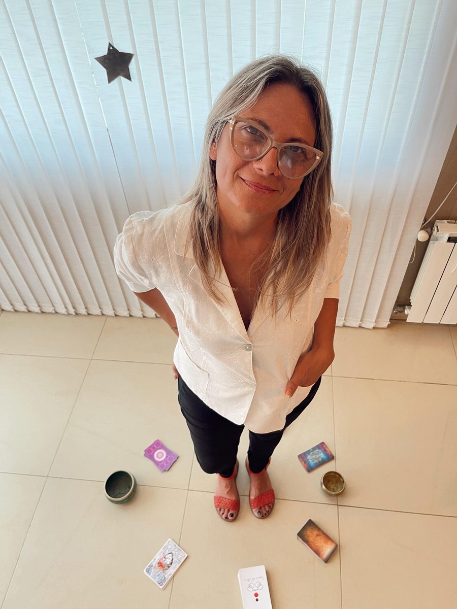 Jorgelina Mainero rodeada de sus herramientas de trabajo